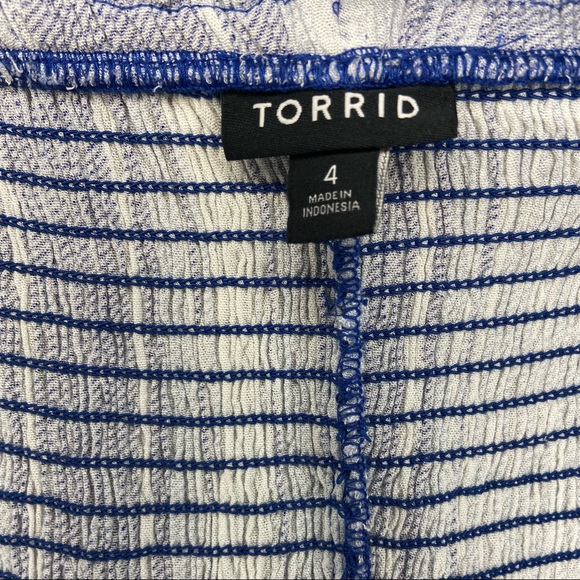 TORRID BLUE STRIPED GAUZE SMOCKED CAMI - Picture 3 of 6